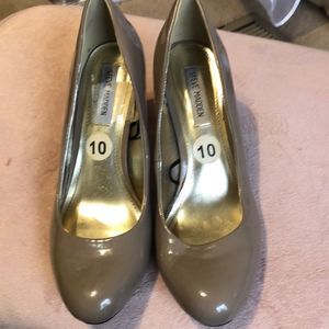 Steve Madden size 10 tan shiny 4 in heels.